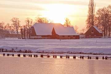 买了网课想退款不给退 怎么解决